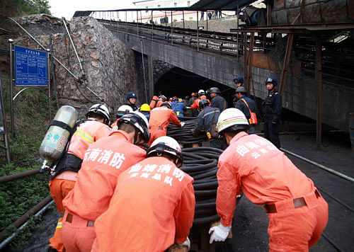 Rescuers push carts down a coal mine as they carry out rescue operations after a gas explosion, in Qujing, Yunnan province April 21, 2014. A total of 14 miners were killed from a colliery gas explosion in early Monday, the local government said, Xinhua News Agency reported. REUTERS