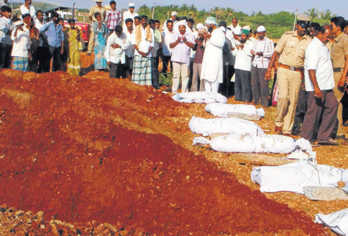 Preparations are on for the last rites of the victims of last week's bus tragedy near Hiriyur in Chitradurga. DH photo