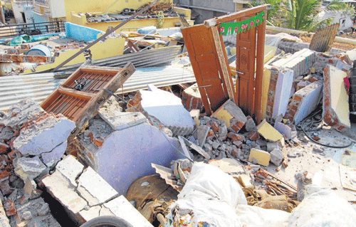 The house which was damaged following an LPG cylinder blast in Bijapur on Monday morning. DH photo