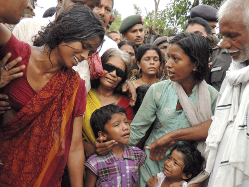 File photo of the wife and children of Indian army soldier Vijay Kumar Rai, allegedly killed by Pakistani soldiers, cry near his coffin in Danapur, on the outskirts of Patna on Aug. 8, 2013. (AP)