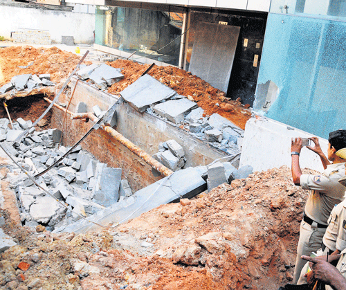 A retaining wall collapsed at a construction site behind Andrew's Building on MG Road on Tuesday, killing a worker on the spot. DH photo