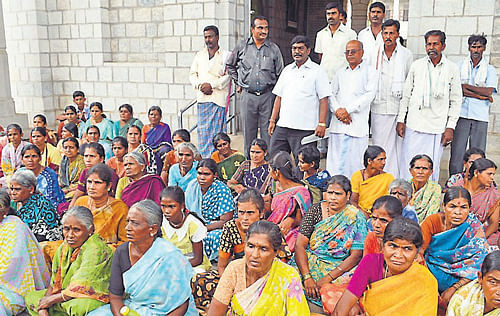 Residents of Ragimuddanahalli and members of Swabhimani Vokkaligara Sangha stage a protest in front of DC's office, in Mandya, on Wednesday. DH photo