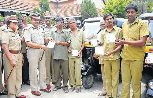 Identity: Police&#8200;Commissioner M&#8200;A&#8200;Saleem hands over the display cards to autorickshaw drivers, in Mysore, on Wednesday. DCPs A&#8200;N&#8200;Rajanna and Kala Krishnaswamy and&#8200;ACP&#8200;(Traffic)&#8200;Prabhakar Bharki are seen. DH Photo