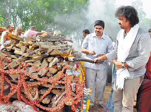 Madhu Bangarappa performs the last rites of his mother Shakuntala, wife of former chief minister, the late S Bangarappa, at Sorab on Wednesay. DH&#8200;Photo