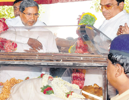 Chief Minister Siddaramaiah and Congress leader C M Ibrahim pay their last respects to JD(S) State president A Krishnappa in Bangalore on Thursday. DH Photo