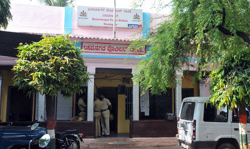 Lokayukta cops raiding Basavanagar police station in Davangere on Friday. DH photo