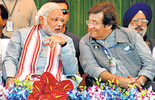BJP PM candidate Narendra Modi with party candidate Vinod Khanna during an election rally in Pathankot on Friday. PTI photo