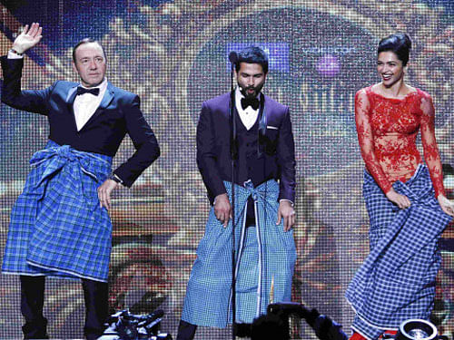 Hollywood actor Kevin Spacey dances the Lungi dance from the film Chennai Express with the film's actress Deepika Padukone and Bollywood actor Shaid Kapoor during the 15th International Indian Film Academy Awards in Tampa, Florida, April 26, 2014. Picture taken April 26, 2014. REUTERS