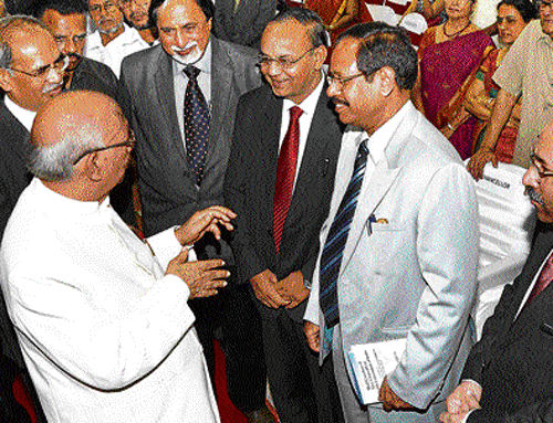 Governor H R Bhardwaj interacts with vice chancellors of health universities in Bangalore on Monday. DH photo