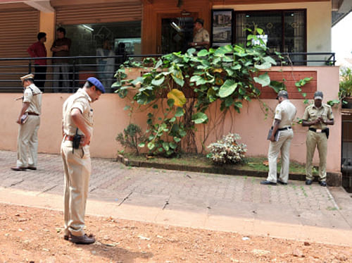 Bantwal police circle inspector Rajashekhar Mistri and Shesappa, the constable who was on duty at the hospital, were suspended for dereliction of duty, police said. DH photo for representation purpose only