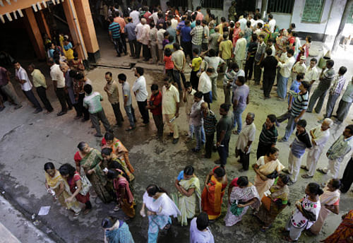 People stand in queues to cast their votes at a polling station in Howrah district, on the outskirts of Kolkata, Wednesday, April 30, 2014. AP photo