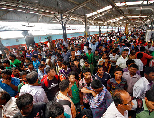 People crowd at a railway station to get the glimpse of a passenger train in which two explosions occurred in Chennai May 1, 2014. Two explosions ripped through a passenger train in Chennai on Thursday, killing a 22 year-old female passenger, officials said. The blasts occurred in two coaches just as the train was approaching the city's central station. A total of nine people were injured, two of them seriously, in addition to the dead passenger. REUTERS