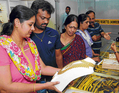 Customers at a jewellery shop in Bangalore on  Thursday, on the eve of 'Akshaya Tritiya', which is  considered auspicious for buying gold. dh photo