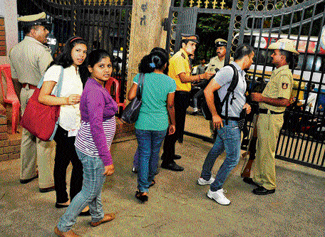 Police have beefed up security at the M Chinnaswamy Stadium ahead of Sunday's IPL match. DH photo