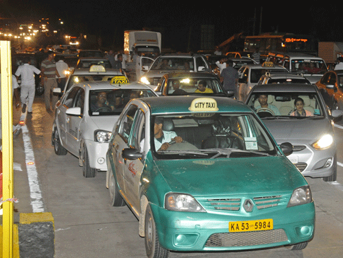 As the revised toll charge collection continued on the Kempegowda International Airport Road, striking taxi drivers refused to pay and many vehicle users protested against the sudden increase in the rate by blocking the road at the entrance of the toll gates. DH Image