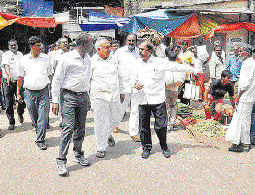 Bangalore Urban district in-charge minister Ramalinga Reddy took Bruhat Bangalore Mahanagara Palike (BBMP) officials to task for not implementing waste management effectively. DH photo