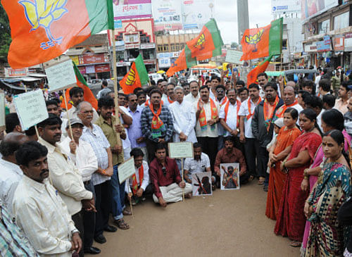 BJP workers Thursday took to roads in Varanasi and protested the Election Commission's decision to deny its prime ministerial hopeful Narendra Modi permission to hold rallies in the city. DH file photo for representation only