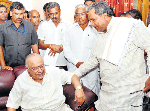 Thespian Master Hirannaiah with Chief Minister Siddaramaiah, before leaving the latter's house in Mysore on Sunday. DH photo