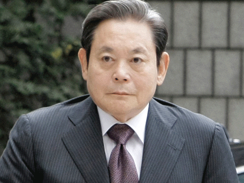 Samsung Electronics chairman Lee Kun-Hee was in stable condition in hospital today after suffering an apparent heart attack, the company said, denying any disruption to its management affairs. AP file photo