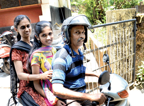 Lavanya M Padakannaya, one of the topper  in SSLC Kannada medium with her parents in Mangalore