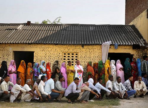 People wait in a queue to cast their votes at a polling station in Jaunpur, in Uttar Pradesh, Monday, May 12, 2014. AP photo