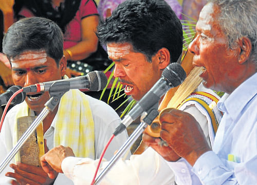 Madashetty Halepura and troupe perform Nilahaara Mela during a programme at Gangubai Hanagal Music University, in Mysore. DH photo