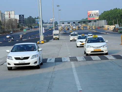 The protest against the steep hike in the toll on the road to the Kempegowda International Airport (KIA) has not yet borne fruit but confusion has cropped up over the service road. DH file photo