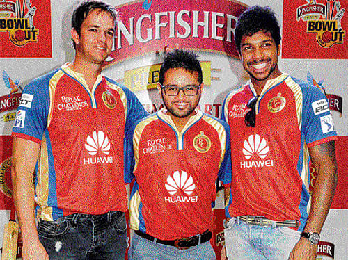 Bowl Out', an event where members of the Royal Challengers Bangalore team gave an opportunity to their fans to 'bowl them out', was held at Garuda Mall.  DH photo