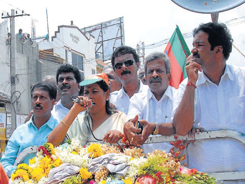 Newly elected Udupi-Chikmagalur MP Shobha Karandlaje addresses party workers while taking out a procession in Chikmagalur on Saturday. DH photo