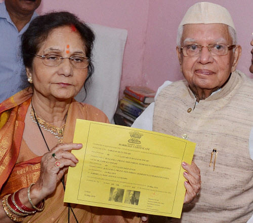 Newly wedded Congress veteran ND Tiwari and Ujjwala Sharma showing their marriage certificate after getting their marriage registered in Lucknow on Monday. PTI Photo