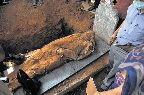 The body of Ishitaq Ahmed&#8200;(inset) which was buried around two months ago, was exhumed  at the Muslim burial ground on Tannery Road on Monday, after it was found that he was murdered by his wife Ashrafunnisa (inset) and her paramour. DH photo