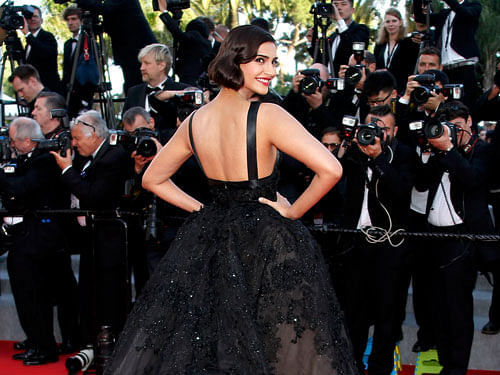 Actress Sonam Kapoor poses on the red carpet as she arrives for the screening of the film 'The Homesman' in competition at the 67th Cannes Film Festival in Cannes May 18, 2014. REUTERS