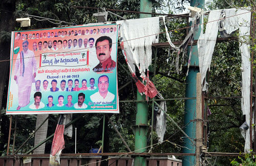 The Bruhat Bangalore Mahanagara Palike (BBMP) seems to have turned a blind eye towards the numerous unauthorised hoardings that have sprung everywhere, soon after the Lok Sabha results were declared. DH photo