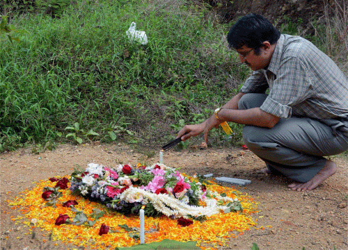 Air Traffic Controler Mahesh Pai paying tributes to victims of Air India palne crash on the 4th anniversary of the mishap at Kenjar-Bajpe (Crash site) near Mangalore on Thursday. PTI Photo