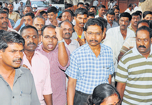 KSRP staff gather in support of Ravindranath on Wednesday. DH Photo