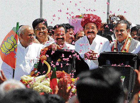 rousing welcome: Minister of State for Civil Aviation G M Siddeshwara, Railway Minister Sadananda Gowda, Minister for Urban Development, Housing and Urban Poverty Alleviation  M Venkaiah Naidu and Chemicals and Fertilisers Minister H N Ananth Kumar being welcomed upon their arrival in Bangalore on Friday. dh photo