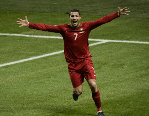 Cristiano Ronaldo: 2013 FIFA Ballon d'Or winner in GIFs