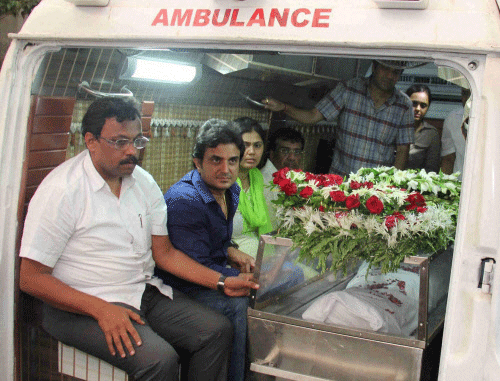 Mortal remains of Union minister Gopinath Munde at Mumbai airport on Tuesday. PTI photo
