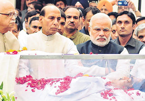 (From left) BJP leader L K Advani, Home Minister Rajnath Singh and Prime Minister Narendra Modi pay their last respects to Gopinath Munde on Tuesday. DH photo