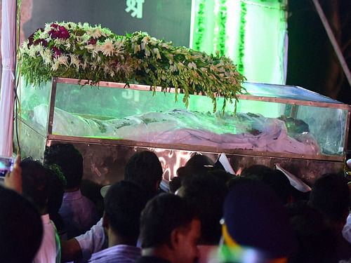 Tens of thousands of mourning supporters and distraught family members today bid a tearful farewell to Gopinath Munde, Maharashtra BJP's tallest mass leader and architect of its impressive victory in Lok Sabha elections, who was killed in a car crash in Delhi yesterday.PTI photo