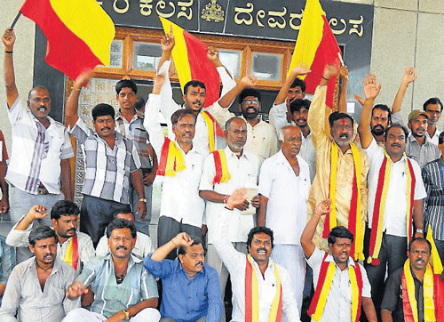 Members of Karnataka Sene staged a protest against the Centre's proposal to form a Cauvery Management Board, in front of DC's office, in Chamarajanagar, on Saturday. DH PHOTO