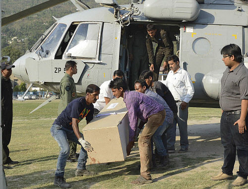 The body of a student is loaded onto an Indian Army helicopter at Mandi helipad in Himachal Pradesh. Reuters.