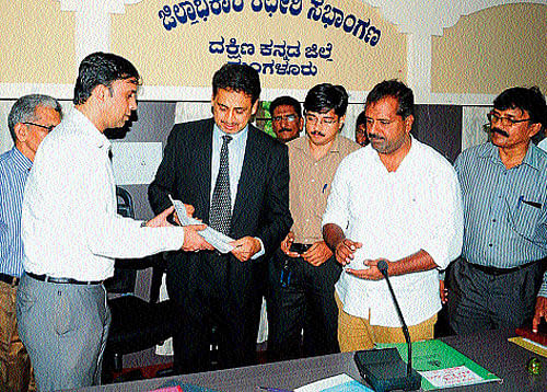 KMC&#8200;Representative Raviraj exchanging MoU&#8200;with Deputy Commissioner A&#8200;B&#8200;Ibrahim as Health Minister U&#8200;T&#8200;Khader among others look on, at DC&#8200;office in Mangalore on Tuesday. DH photo