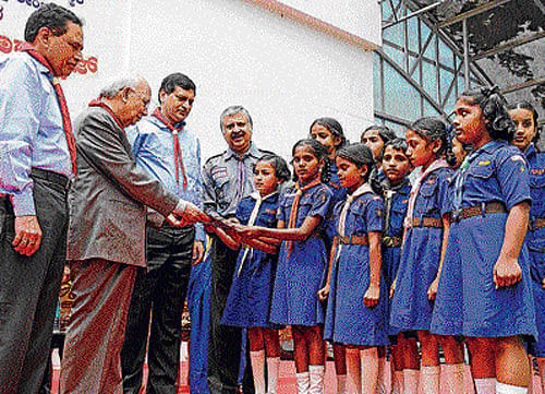 young achievers: Governor H R Bhardwaj presents  certificates to Bulbuls at the Bharat Scouts and Guides awards ceremony at Raj Bhavan in the City on Wednesday. Minister Kimmane Ratnakar and Principal Secretary  to Higher Education Rajneesh Goel are seen. Dh Photo