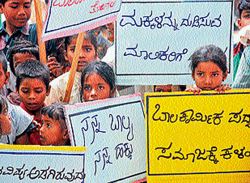 Children og migrant labourers during Anti-Child Labour Day celebrations organised by Rural Literacy and Health Programme in Mysore, on Thursday. DH&#8200;PHOTO