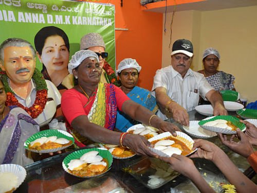 A fortnight after a delegation from Egypt evinced interest to replicate the 'Amma Canteen' model in their country, a team of officials from Gujarat visited the State-run low cost food chain here on a similar mission. DH file photo