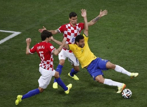 Brazil's Fred is fouled by Croatia's Dejan Lovren inside the area during their 2014 World Cup opening match at the Corinthians arena in Sao Paulo June 12, 2014. Reuters photo