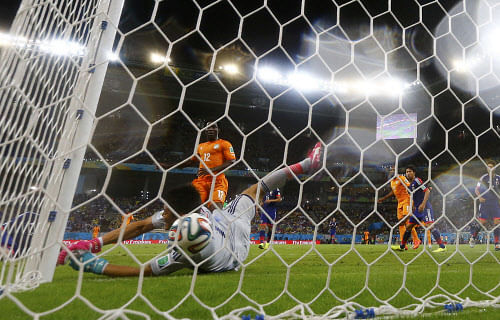 Ivory Coast's Gervinho (not pictured) scores past Japan's goalkeeper Eiji Kawashima during their 2014 World Cup Group C soccer match at the Pernambuco arena in Recife June 14, 2014. REUTERS