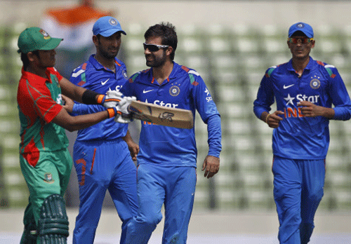 Parvez Rasool, second right, celebrates the wicket of Bangladesh's Anamul Haque, left, during their first one-day International cricket match in Dhaka, Bangladesh, Sunday, June 15, 2014. AP photo