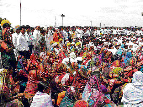Farmers stage a dharna against the proposed thermal power plant at Kudagi, near Telagi Cross in Bijapur on Monday. DH Photo
